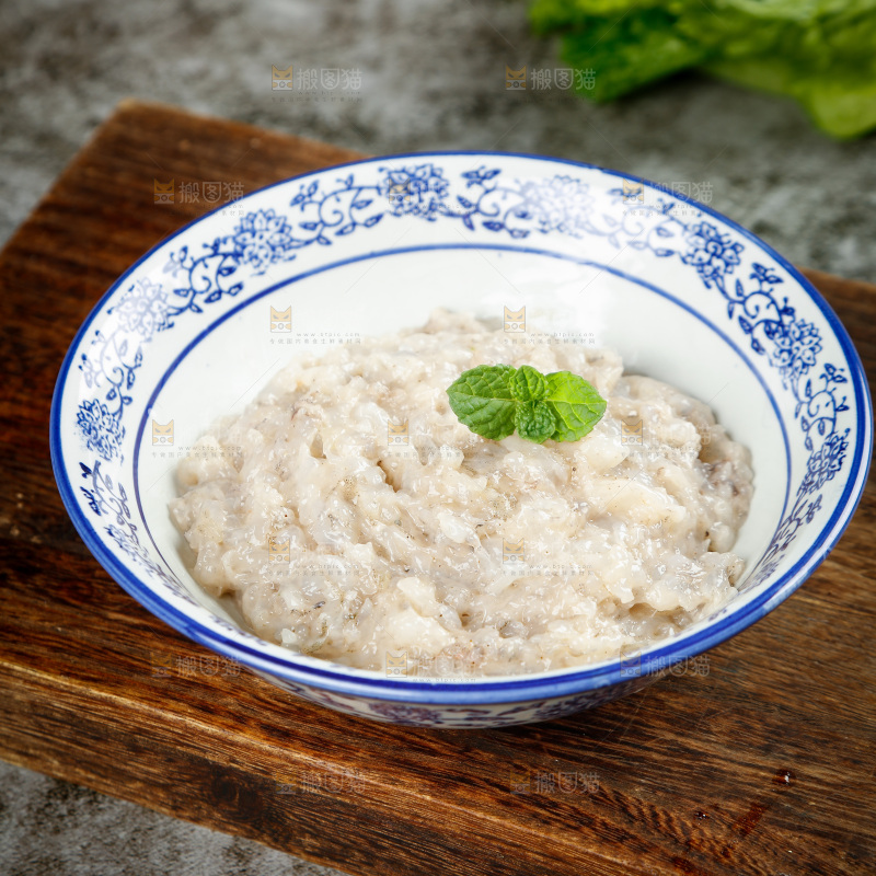 木板上放着一碗虾肉泥