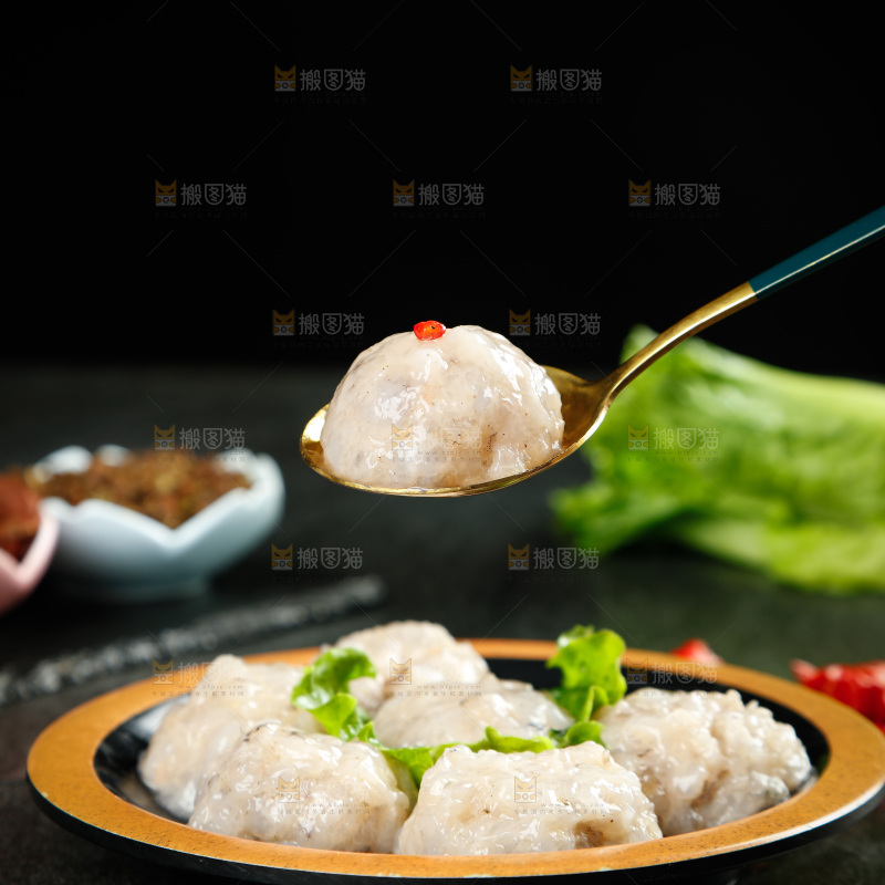 勺子上舀着虾滑