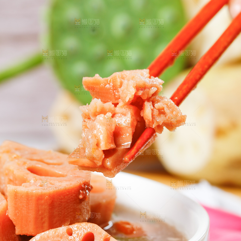 筷子上夹着粉藕
