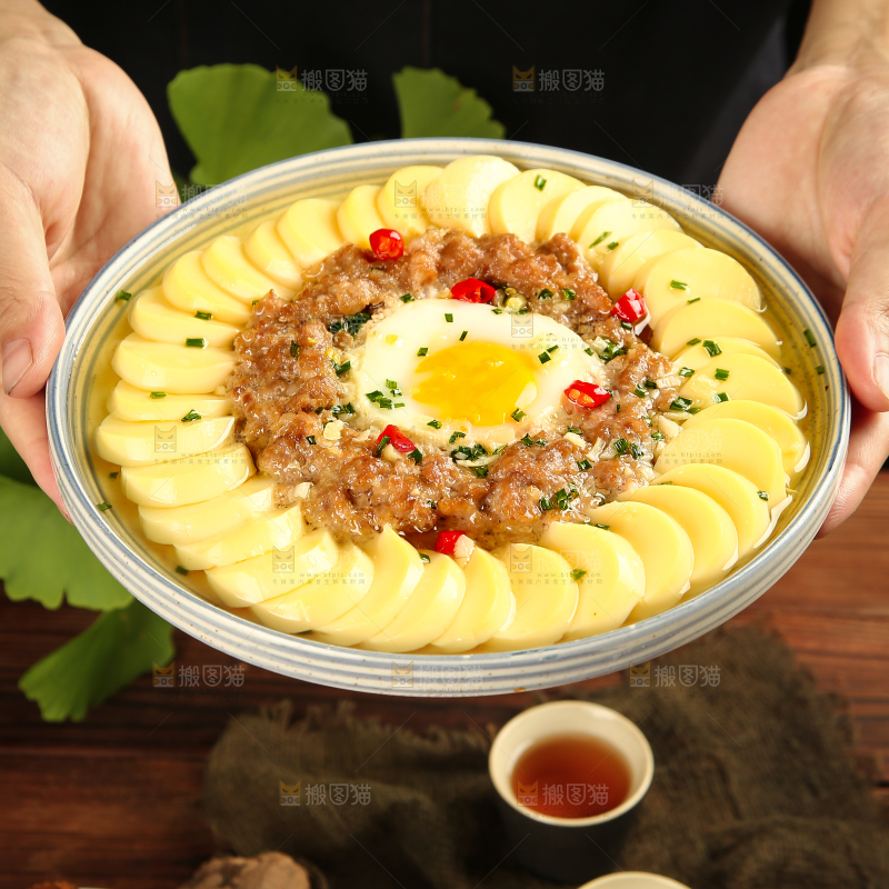手里端着一盘鸡蛋豆腐蒸肉沫