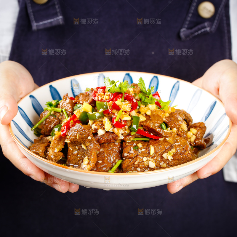手里端着一盘凉拌酱牛肉