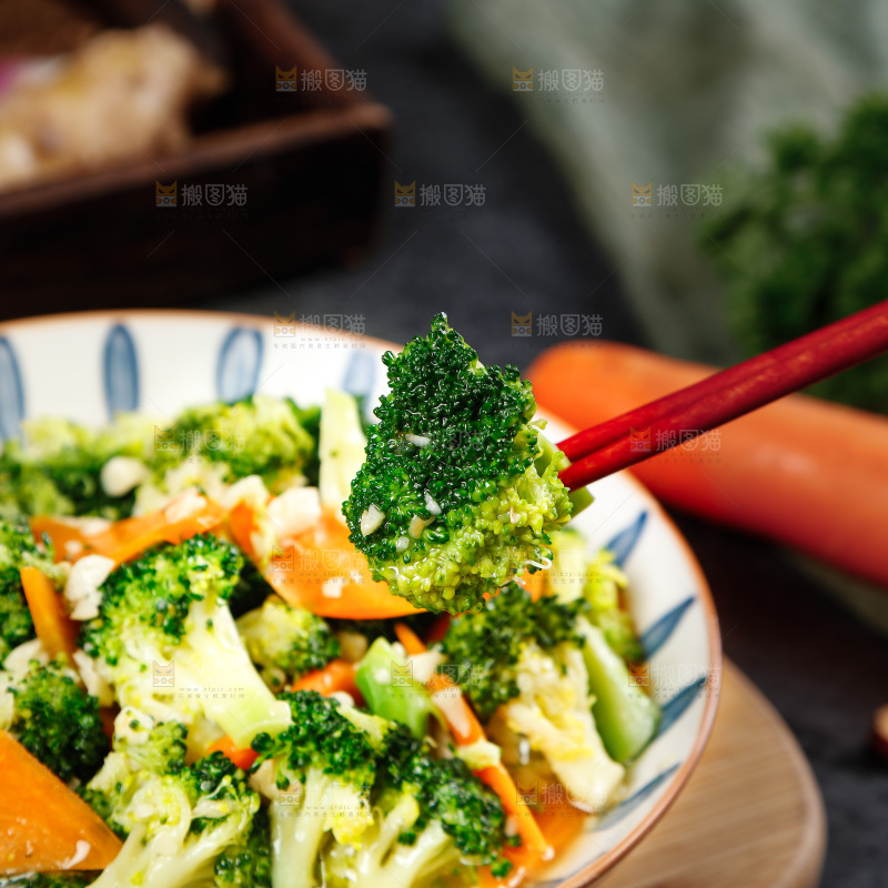 筷子上夹着西兰花
