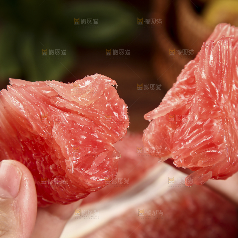 手里拿着红心柚