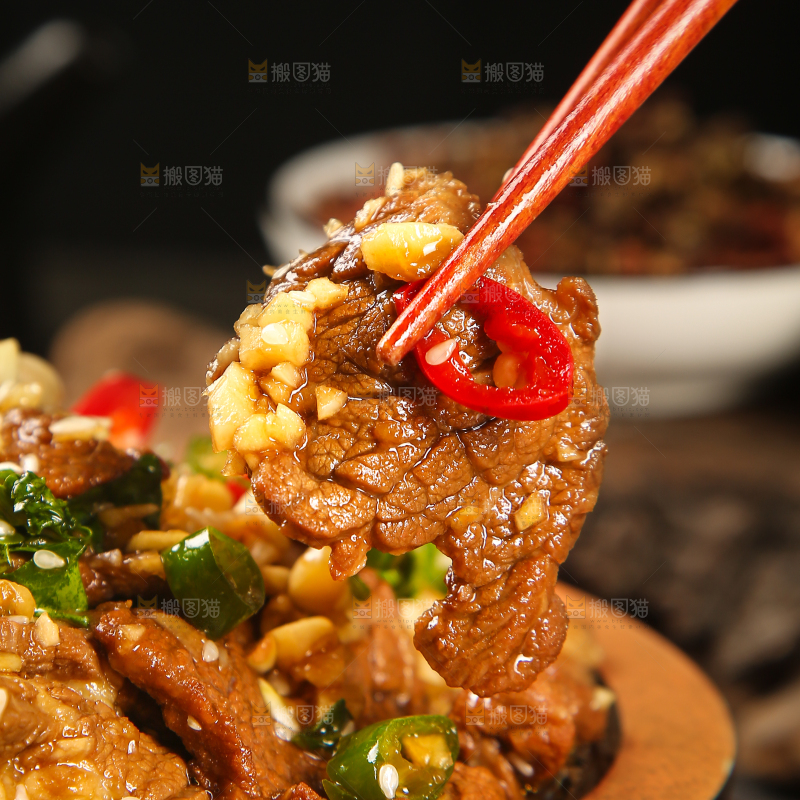 筷子上夹着牛肉