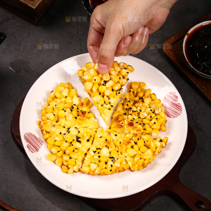 手里拿着玉米烙