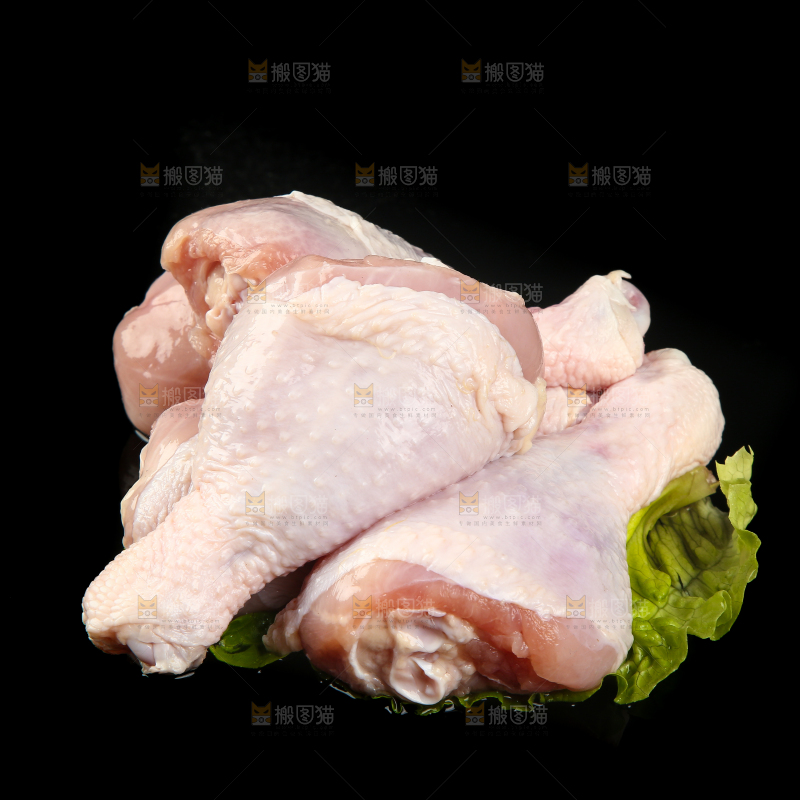 一堆新鲜鸡腿摆放在黑底上