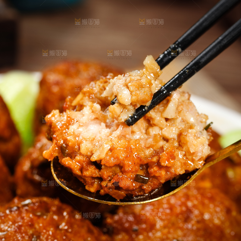 筷子上夹着肉丸子