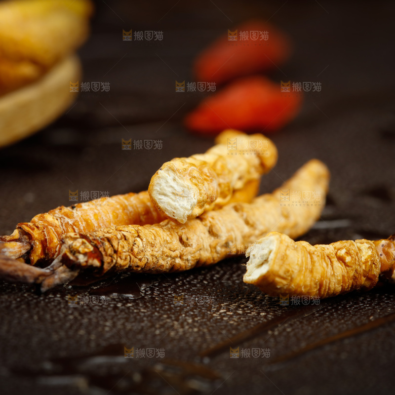深底上摆放着虫草