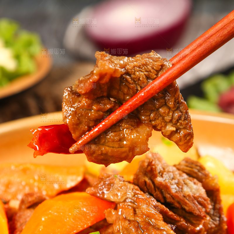 筷子上夹着牛肉