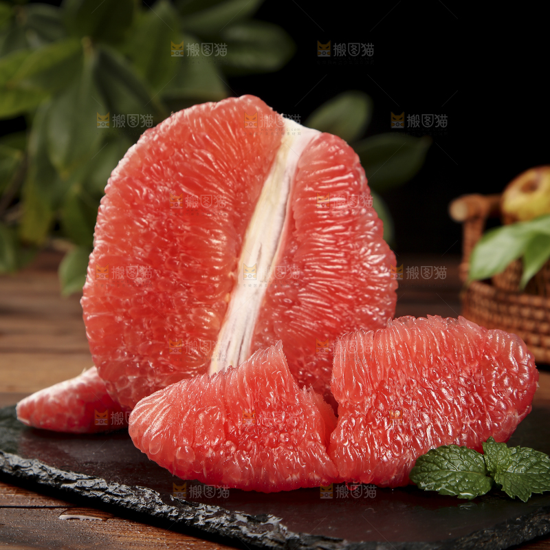 黑底上的红心蜜柚果肉