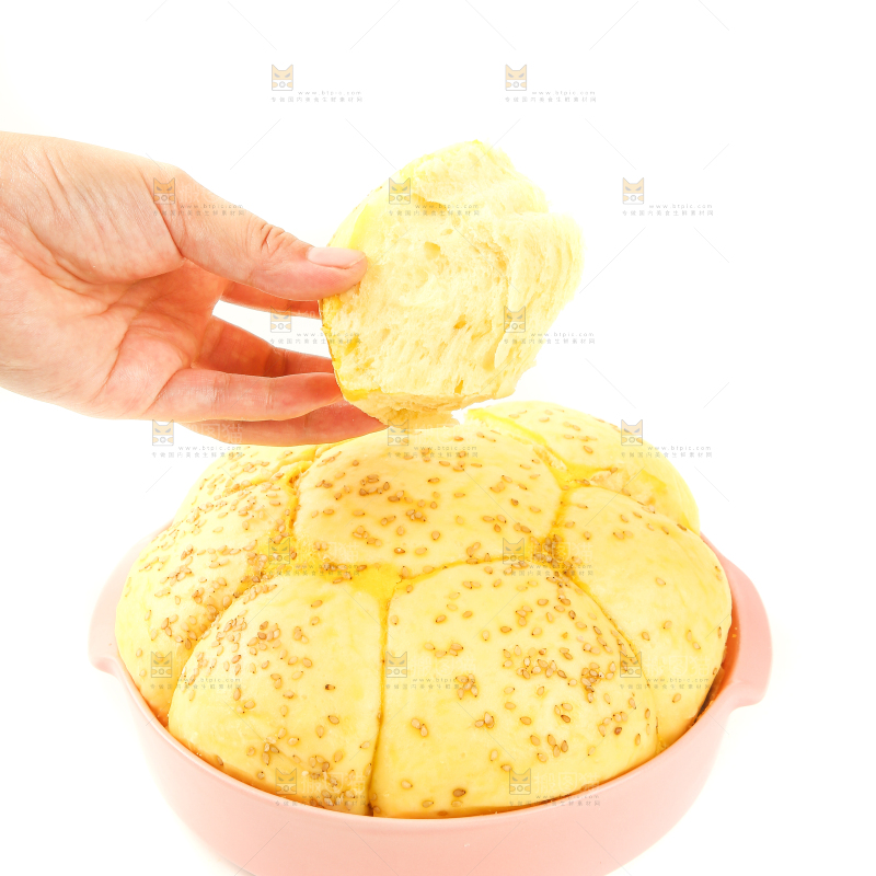 手里拿着面包