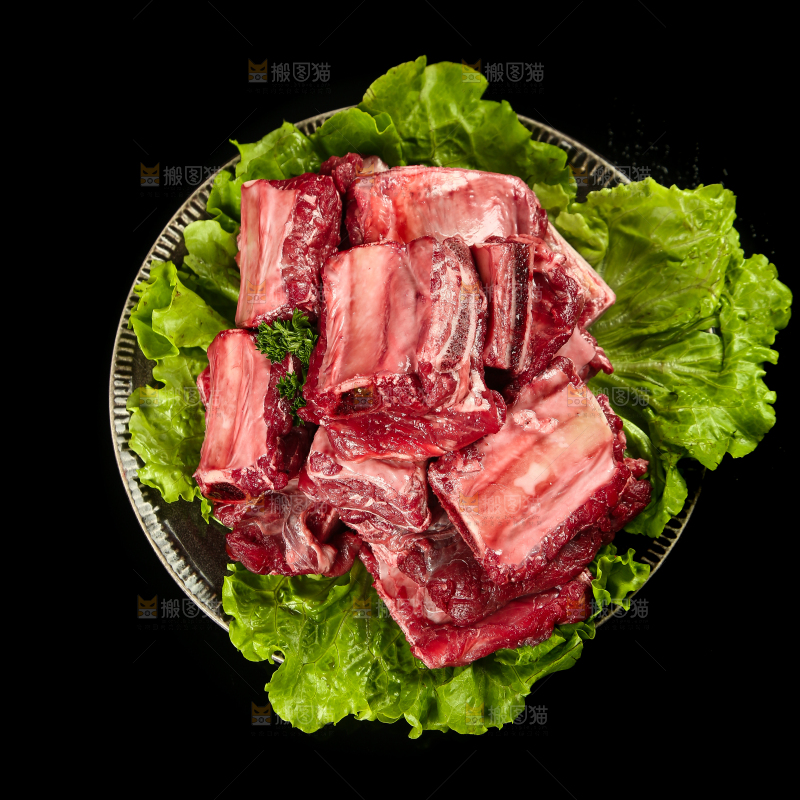 一盘牛排摆放在黑底上