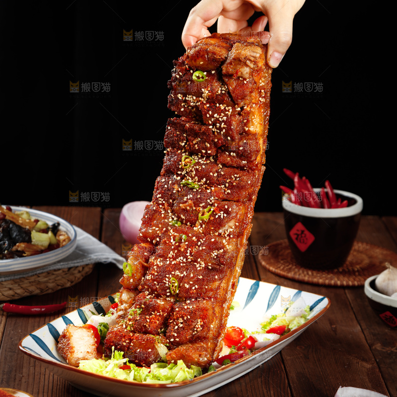 手里拿着脆皮烤肉