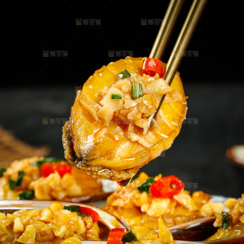 筷子上夹着鲍鱼