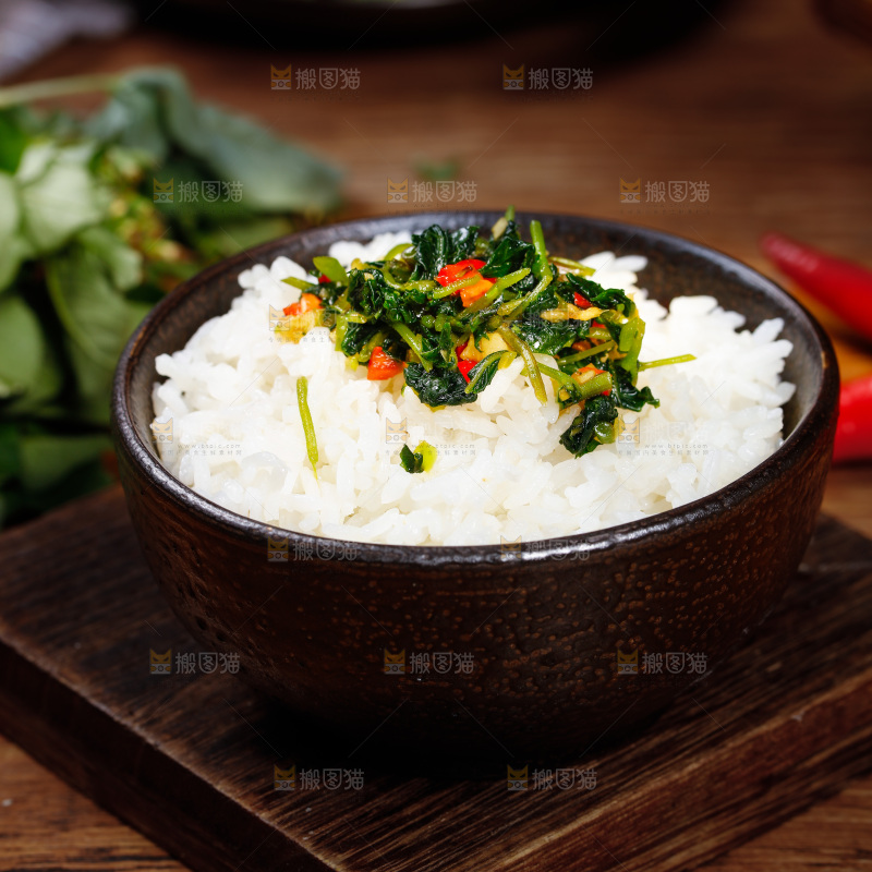 米饭上的凉拌白花菜