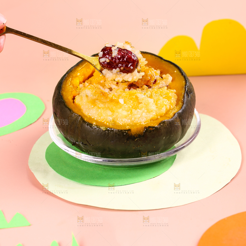 勺子上舀着南瓜八宝饭