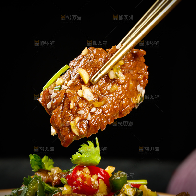 筷子上夹着牛肉