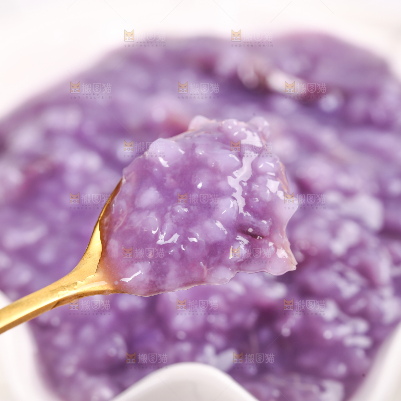勺子上舀着紫薯稀饭