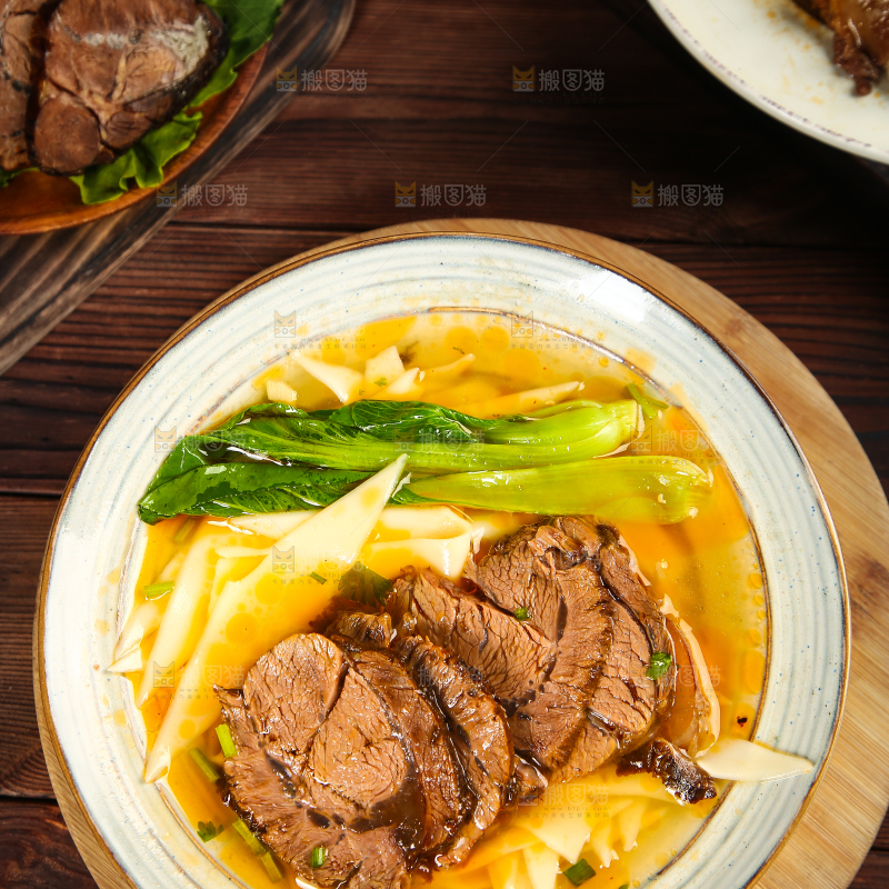 木板上摆放着一碗酱牛肉面