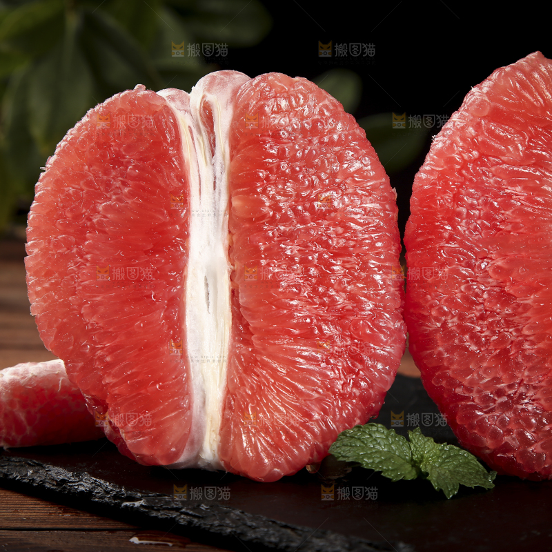 黑底上的红心蜜柚果肉