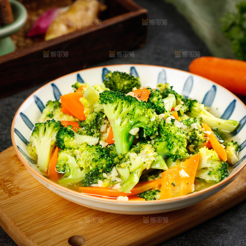 木板上摆放着一盘蒜蓉炒西兰花