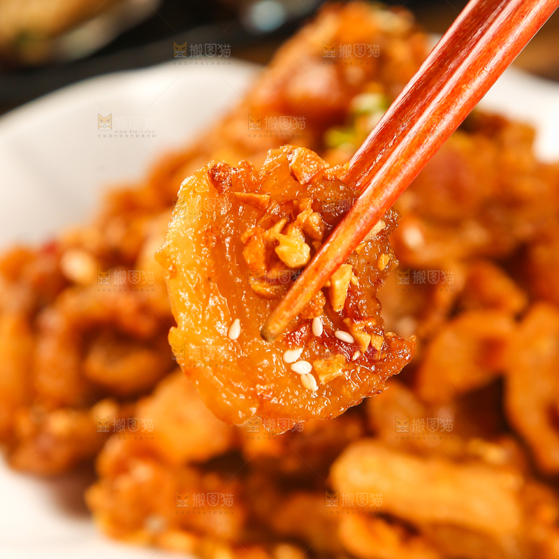 筷子上夹着小酥肉