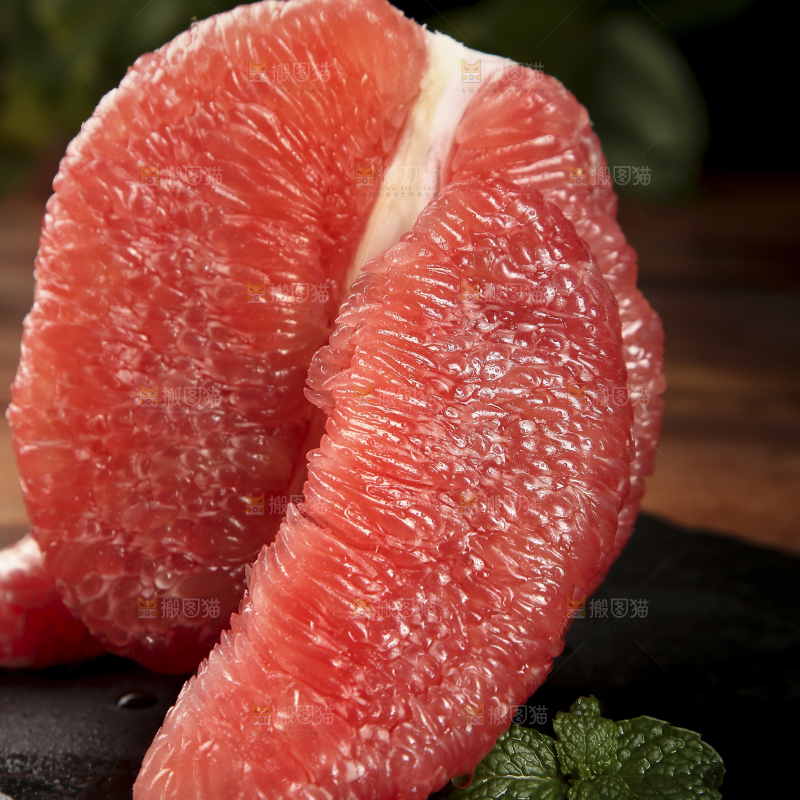 黑底上的红心蜜柚果肉