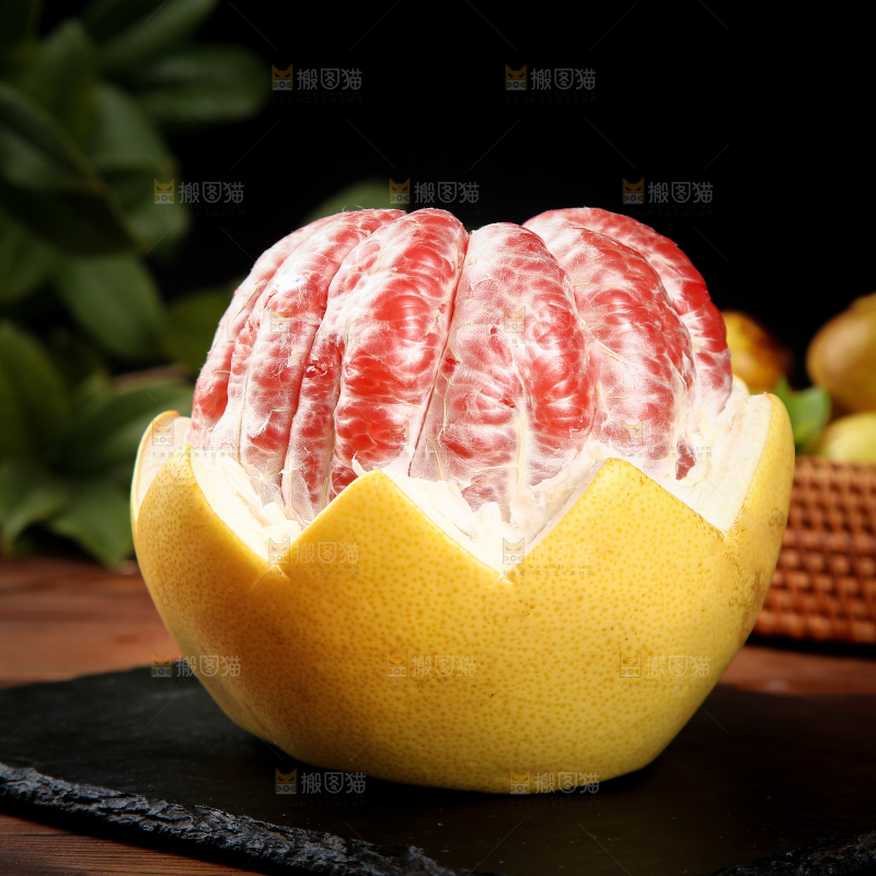 黑石板上红肉蜜柚