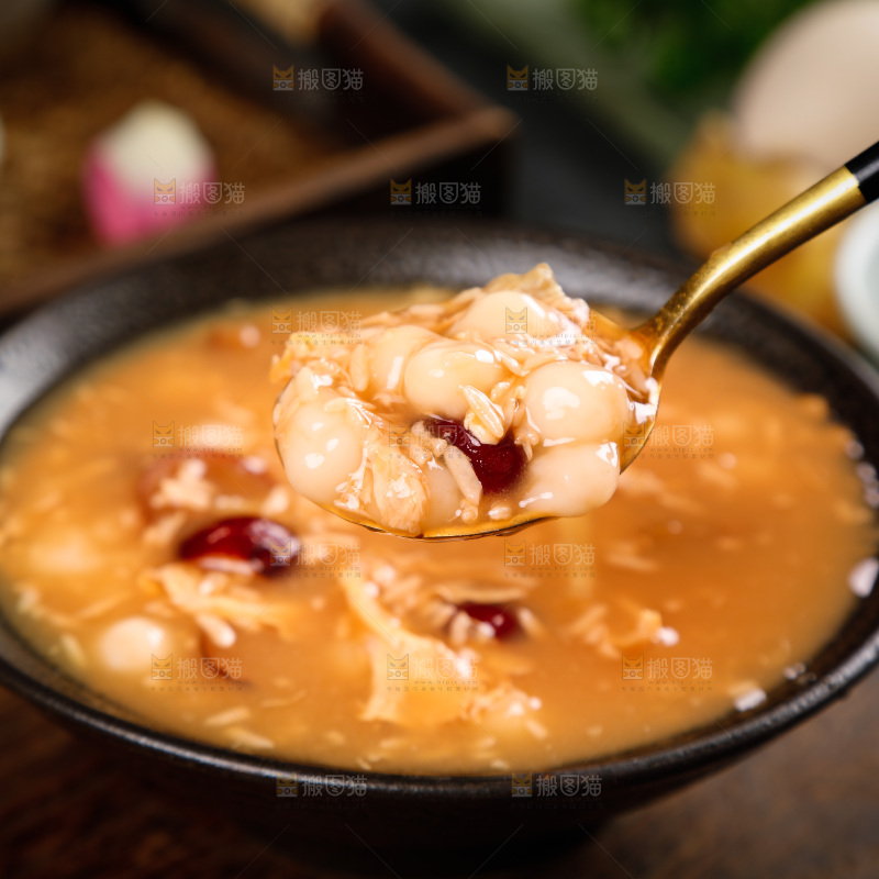 勺子上舀着红枣酒酿圆子