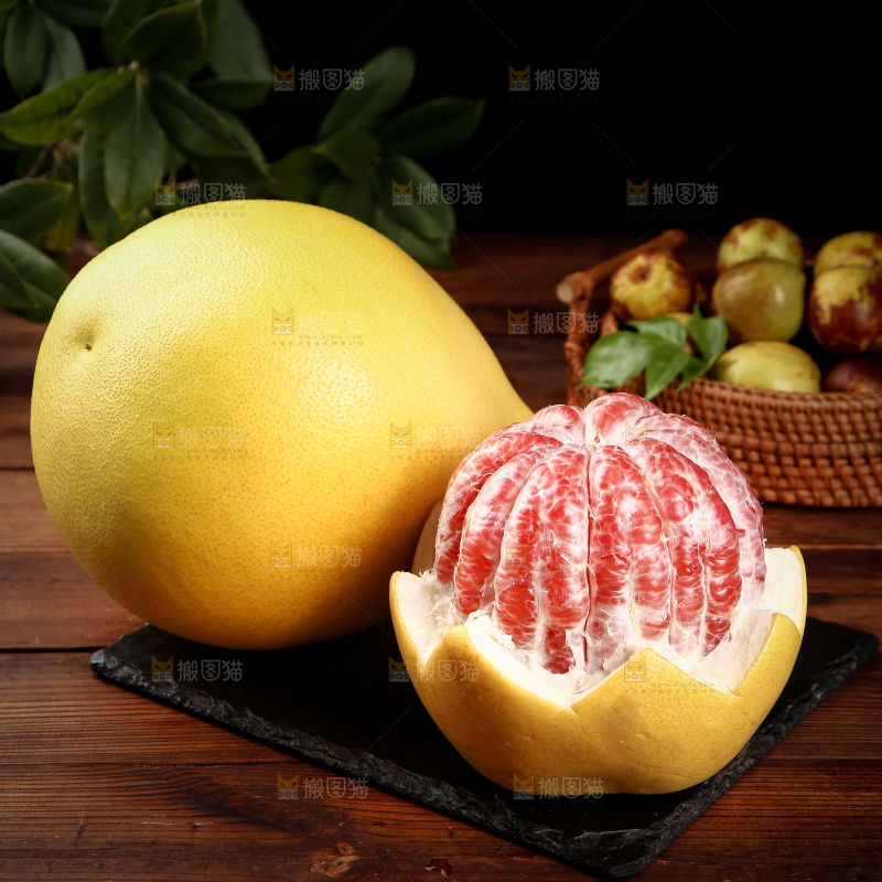 黑石板上红肉蜜柚