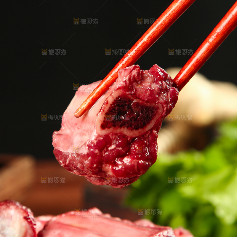 筷子上夹着牛小排