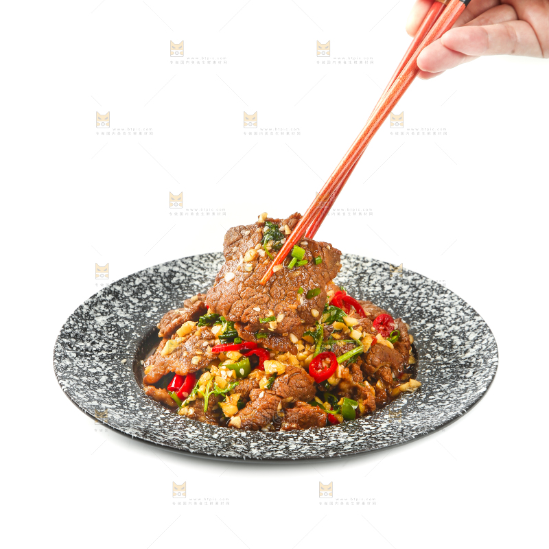筷子上夹着牛肉