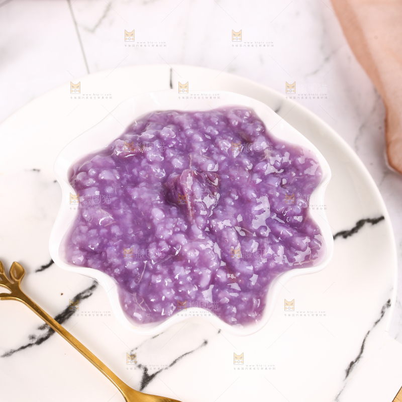 盘子里放着一碗紫薯粥
