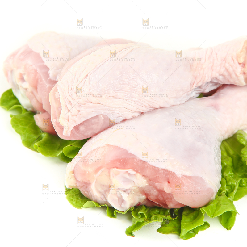 菜叶上放着生鸡腿