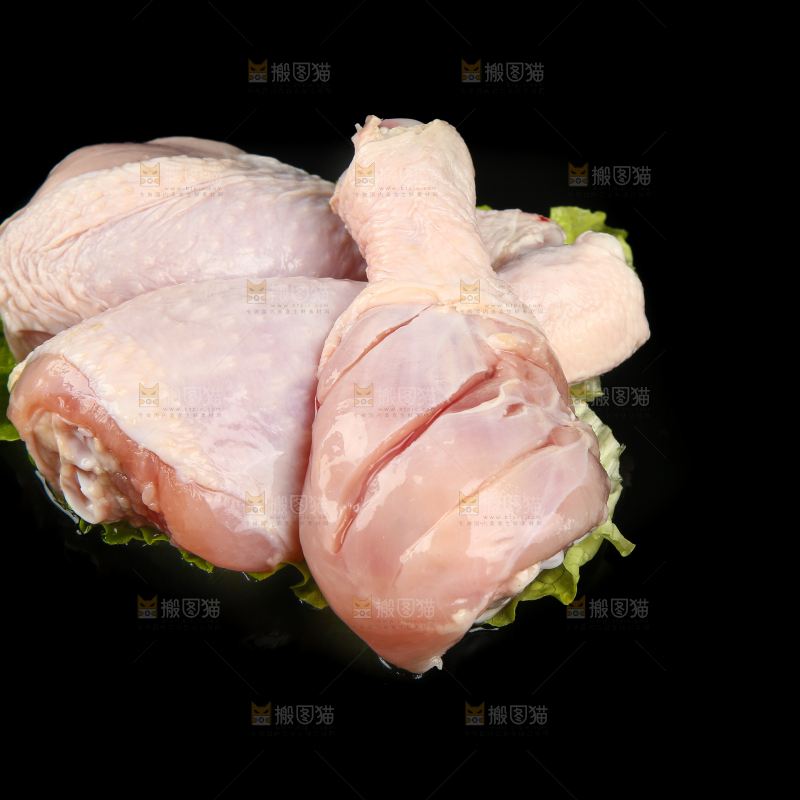 黑底上放着鸡腿