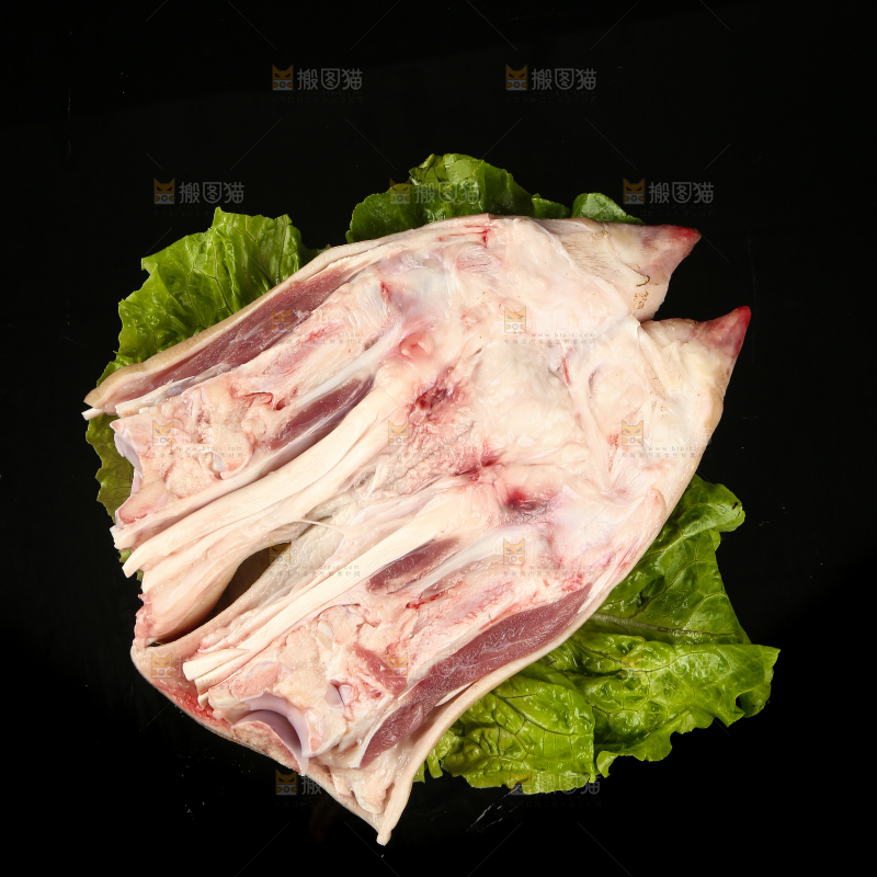 黑底上放着带筋猪蹄