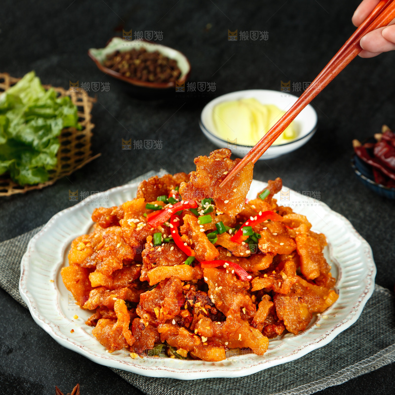 筷子上夹着酥肉