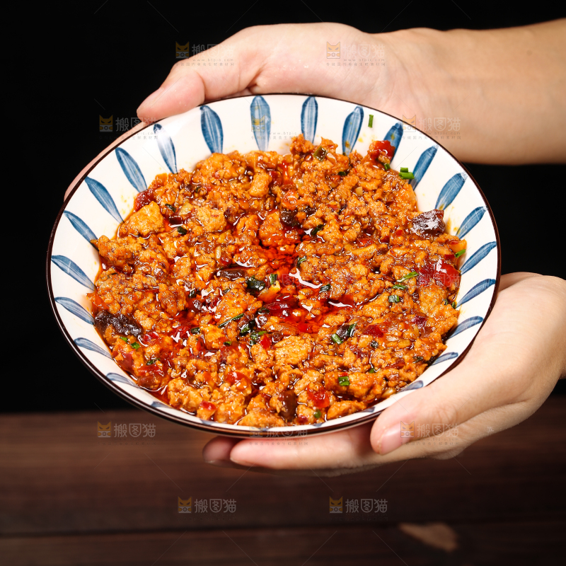 手里端着一碗肉沫蒸蛋