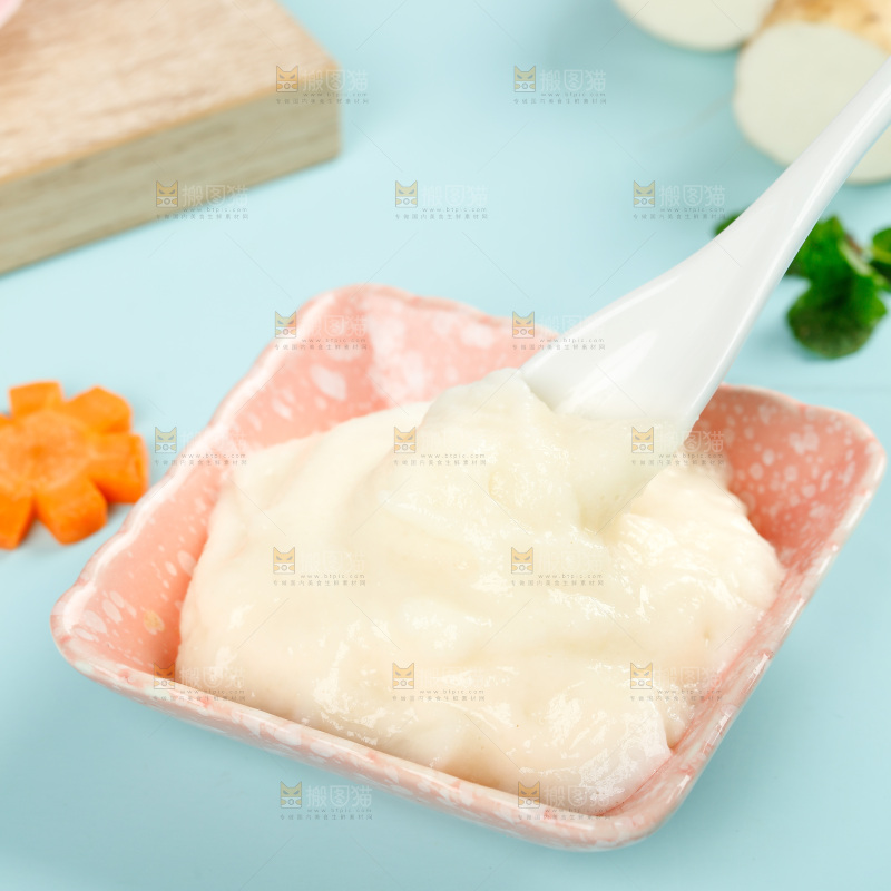 勺子上舀着山药泥