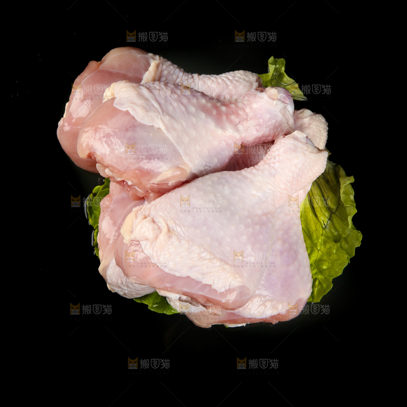 一堆新鲜鸡腿摆放在黑底上