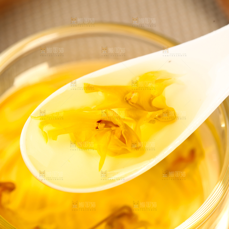 勺子舀着石斛花茶