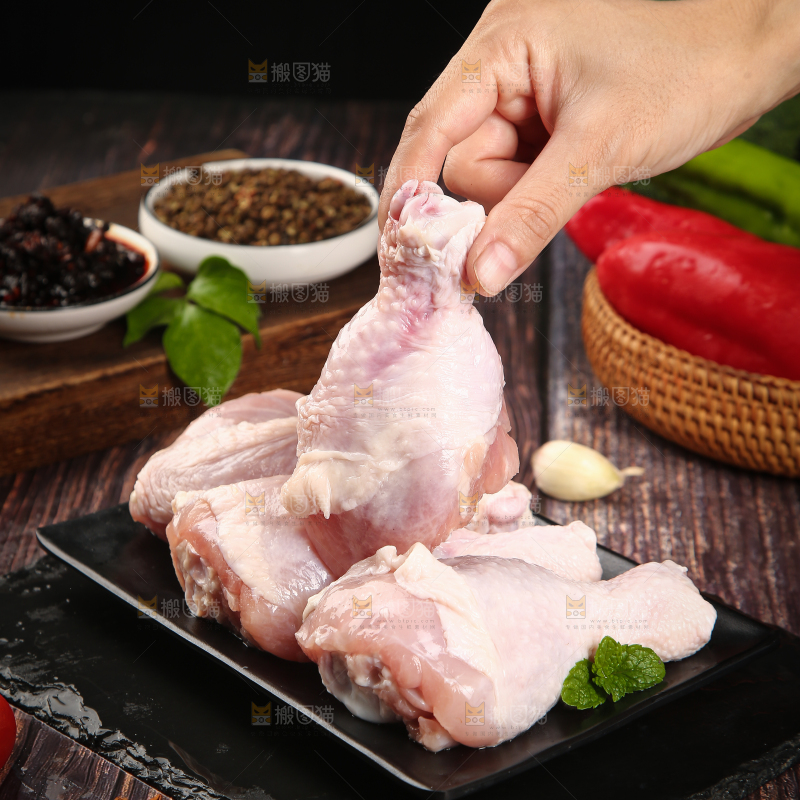 手里拿着鸡腿