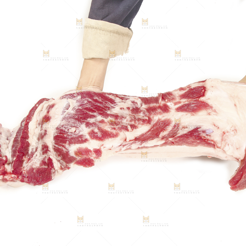 手里拿着新鲜猪肉