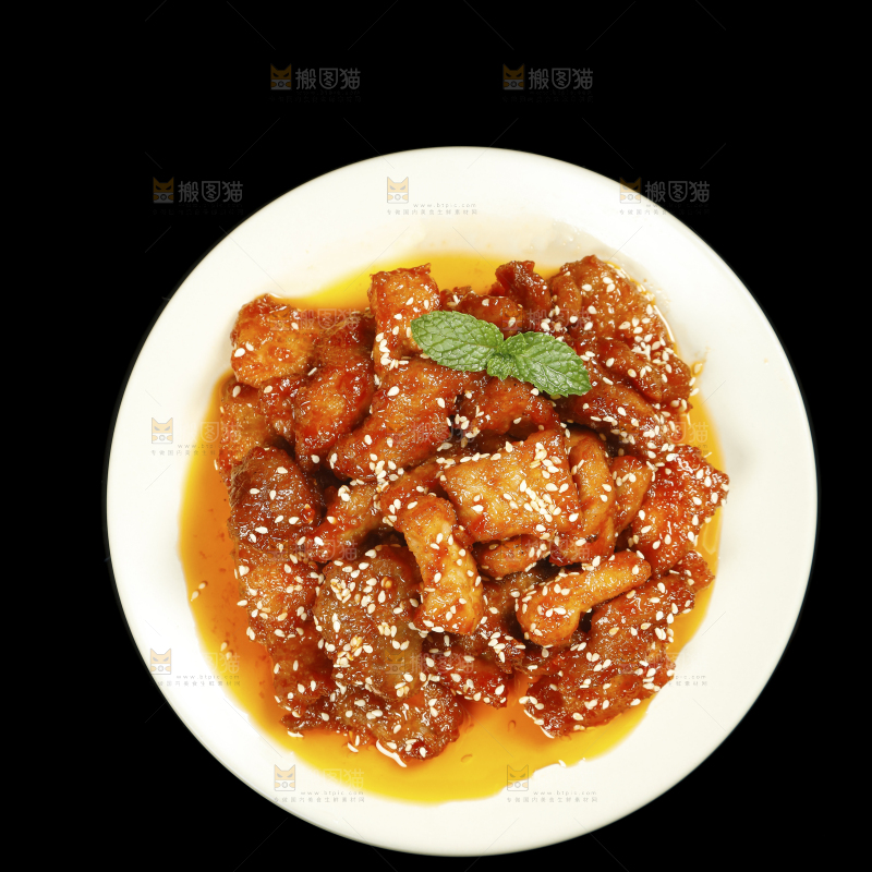 一盘糖醋里脊肉摆在黑底上