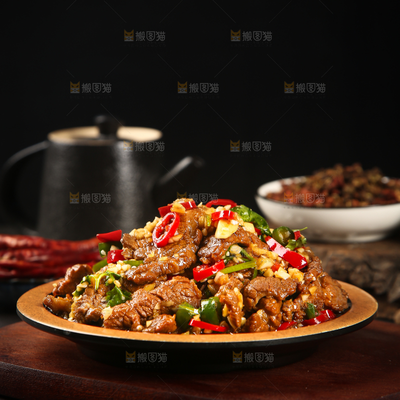 案板上放着一盘凉拌牛肉