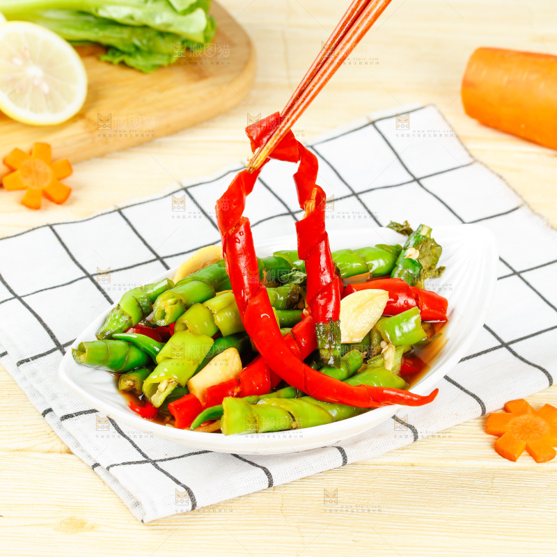 筷子上夹着泡辣椒