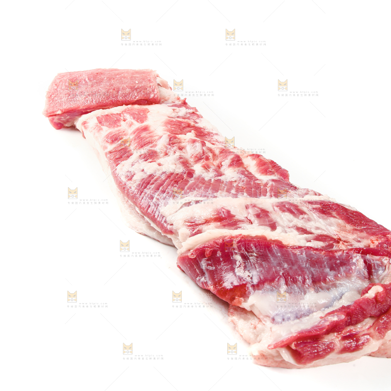 白底上放着猪肉