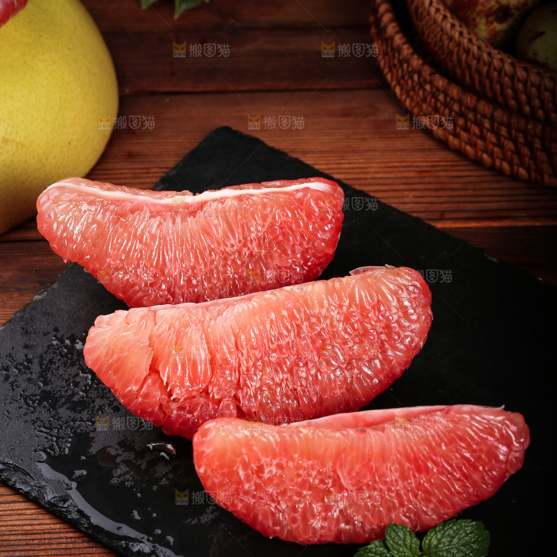 黑石板上摆放着红肉蜜柚