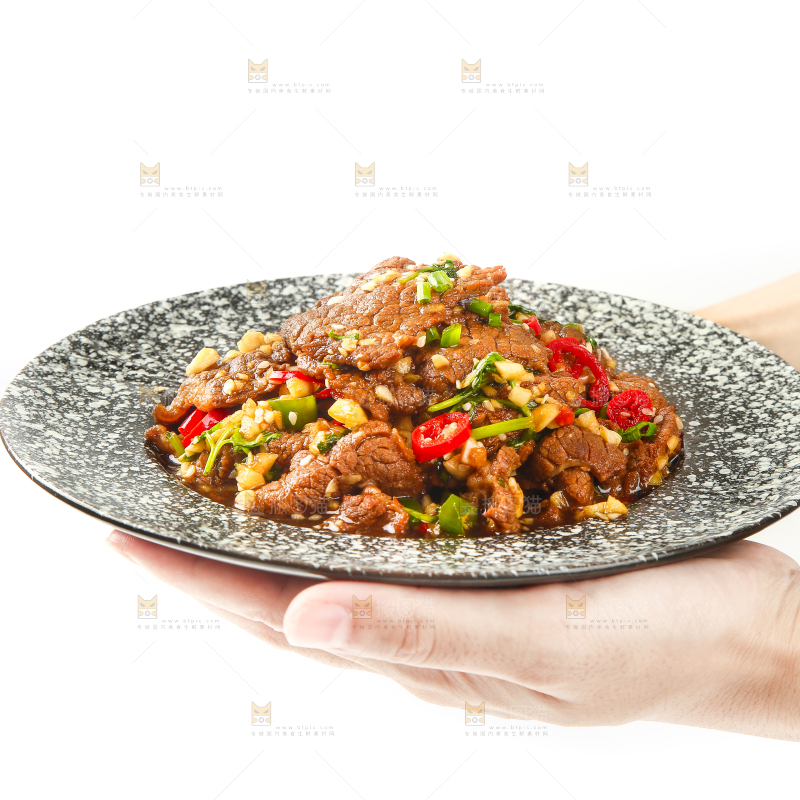 手里端着一盘香辣牛肉