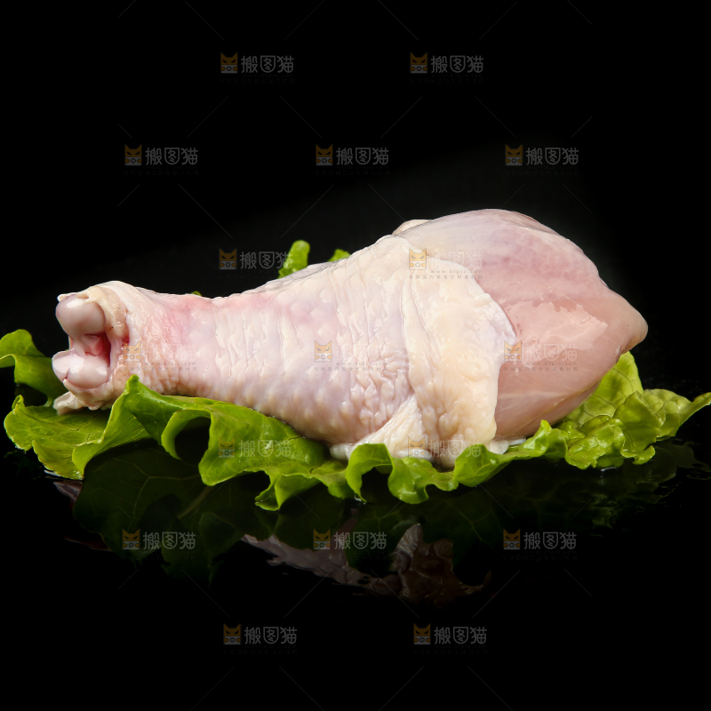 黑底上的鸡大腿